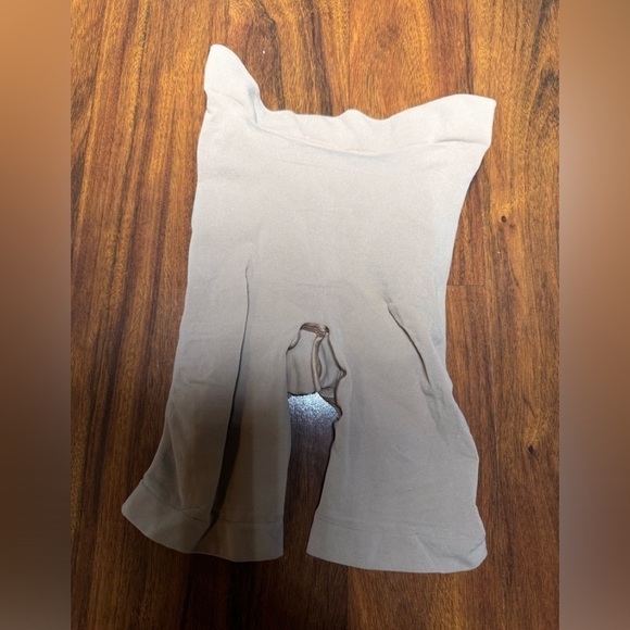 Skims seamless sculpting shorts XS NWOT - Picture 4 of 5